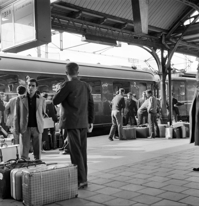 aankomst gastarbeiders op Utrecht Centraal foto HUA Nederlandse Spoorwegen 